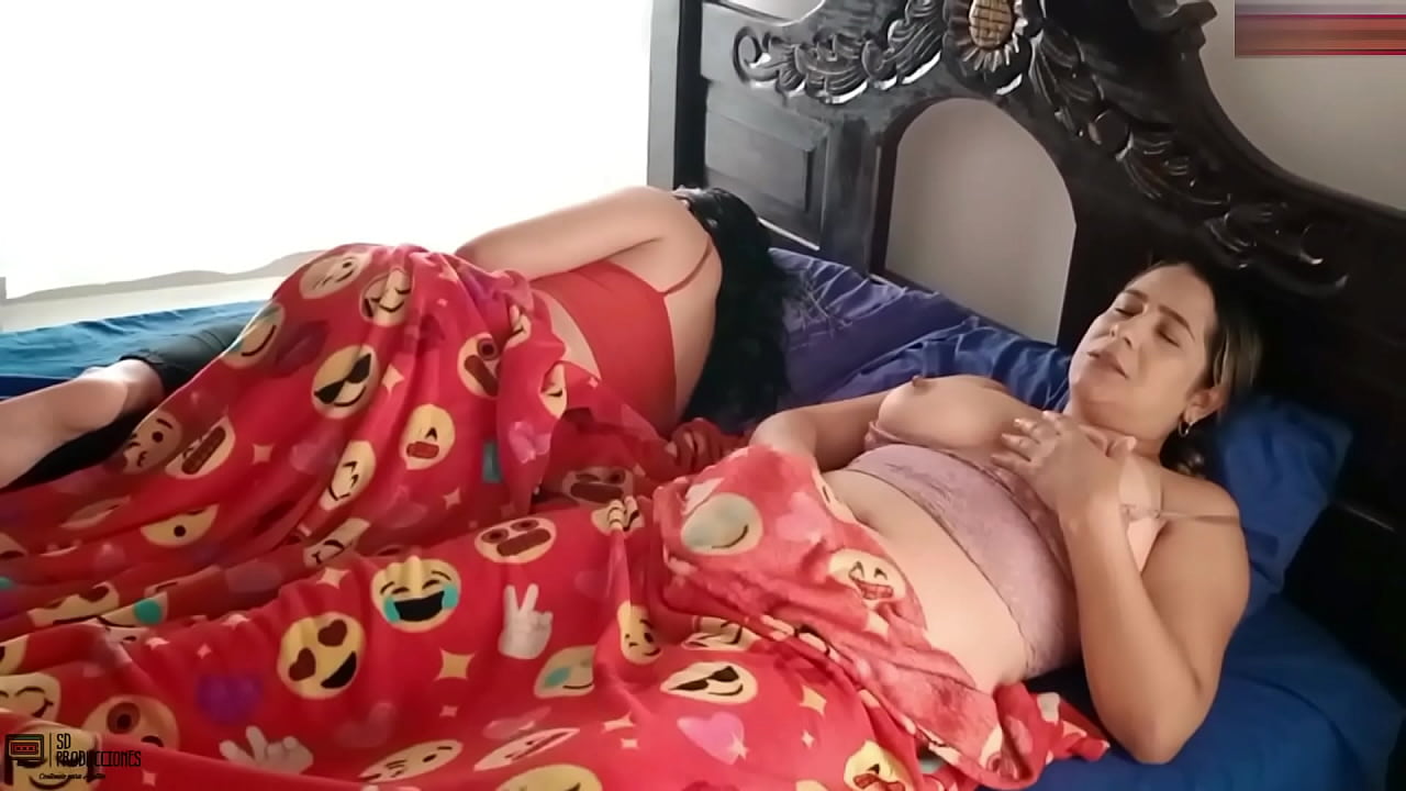 Lesbianas de grandes tetas con curvas se follan