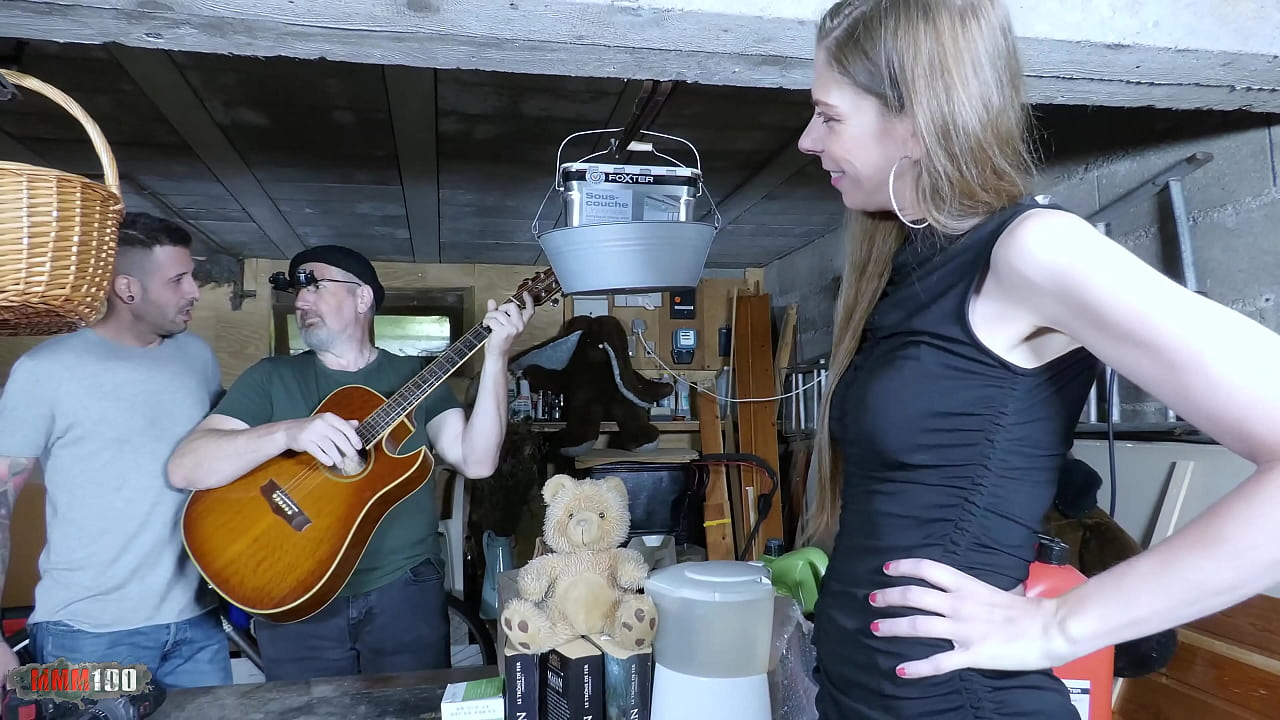 Anal threesome with double penetration and pissing for Alice Maze