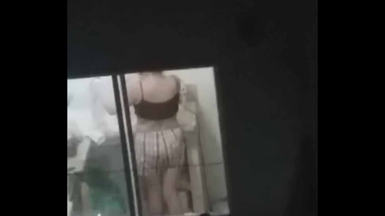 Vecina plancha ropa de su esposo