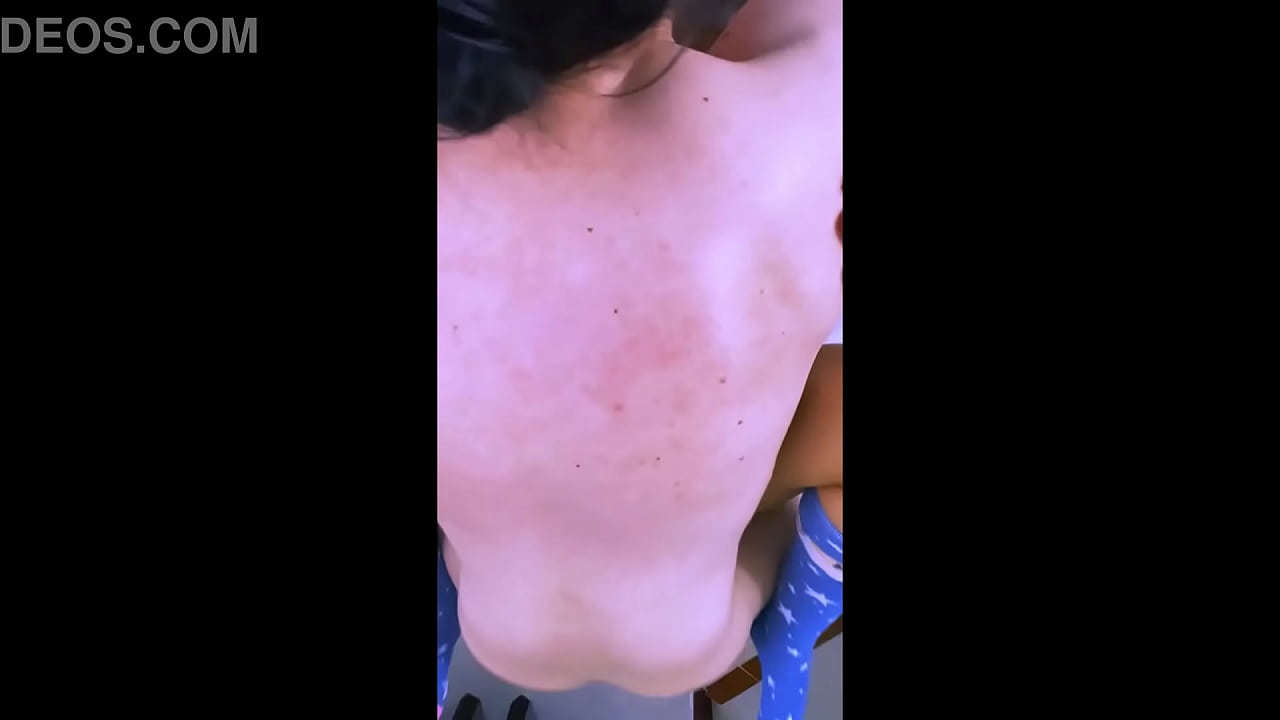 La hijastrastra se acurruc&oacute; en su regazo, sintiendo c&oacute;mo su verga dura se frotaba contra su culo.