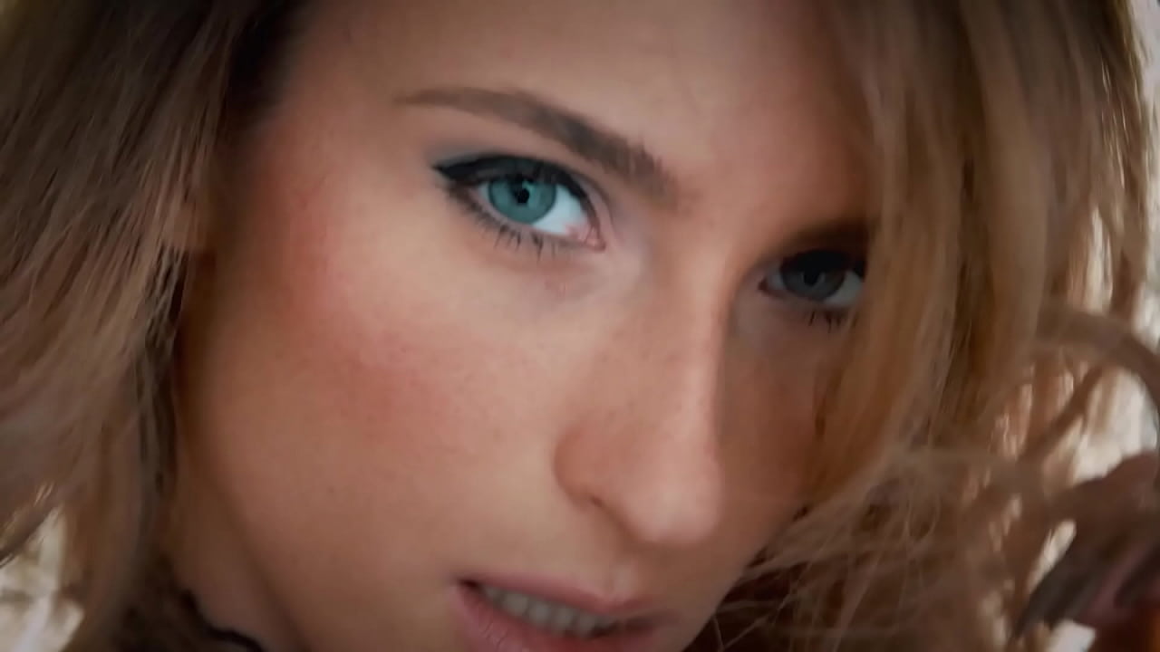 FITTING-ROOM - Cassie Del Isla si lubrifica il buco del culo e poi si scopa analmente