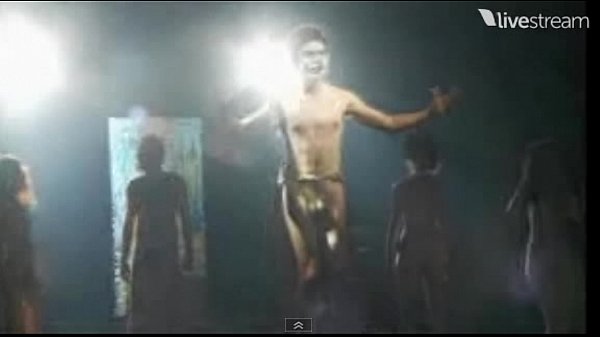 Homens despidos em pe&ccedil;a