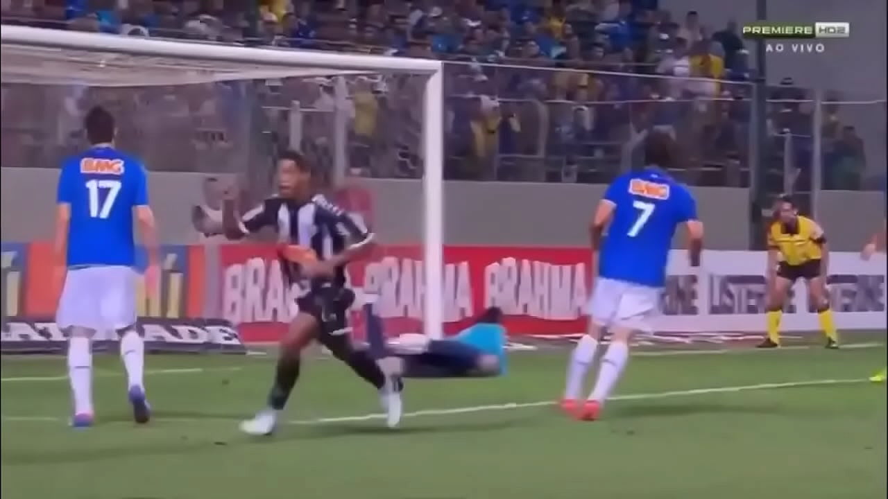 Gola&ccedil;o Ronaldinho contra as maria