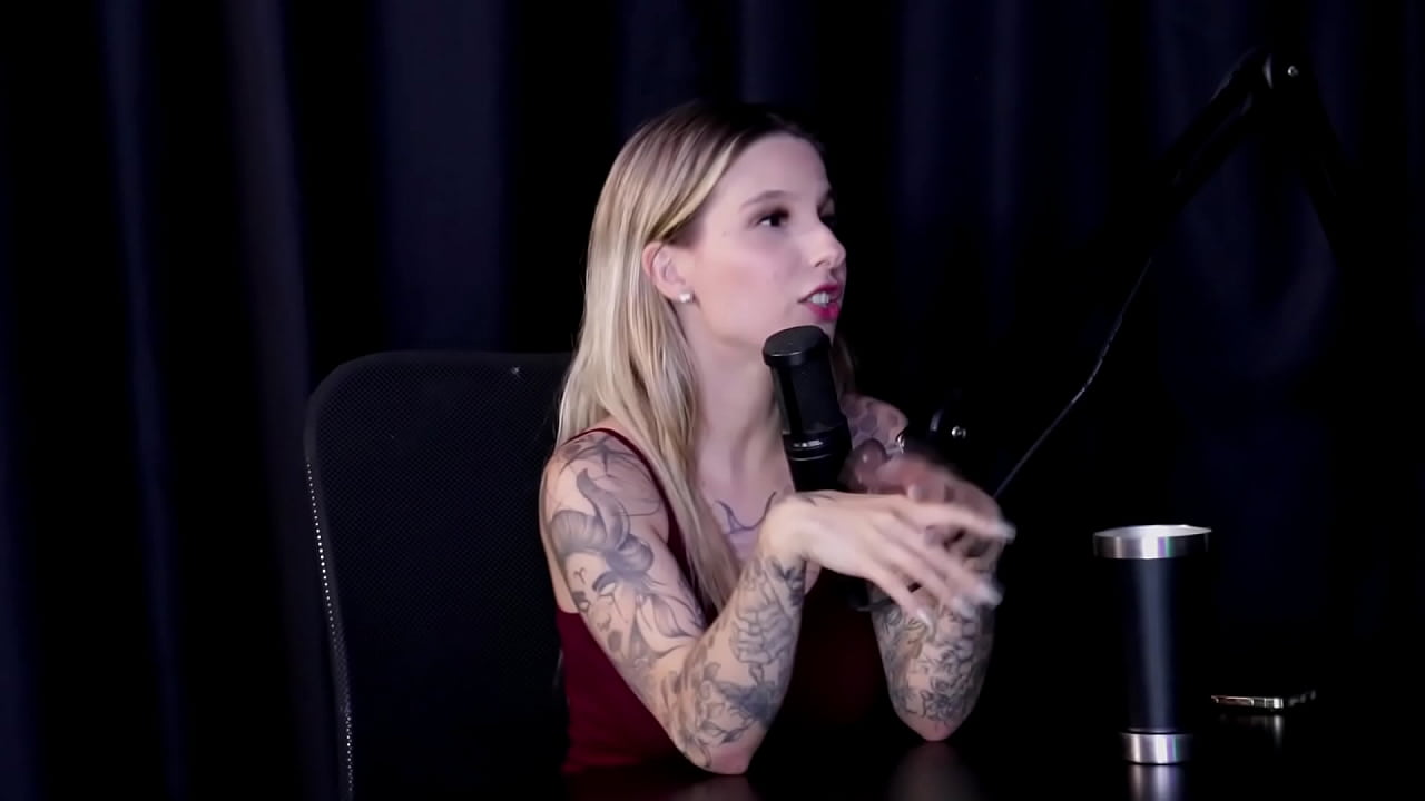 Foi para um hotel fazer fotos sensuais, a fam&iacute;lia aceitou mas o irm&atilde;o ficou com ci&uacute;mes, n&atilde;o gosta de estere&oacute;tipos, e quando fez com uma mulher... - Brunna Sweet (WATCH ON: SHEER/RED)