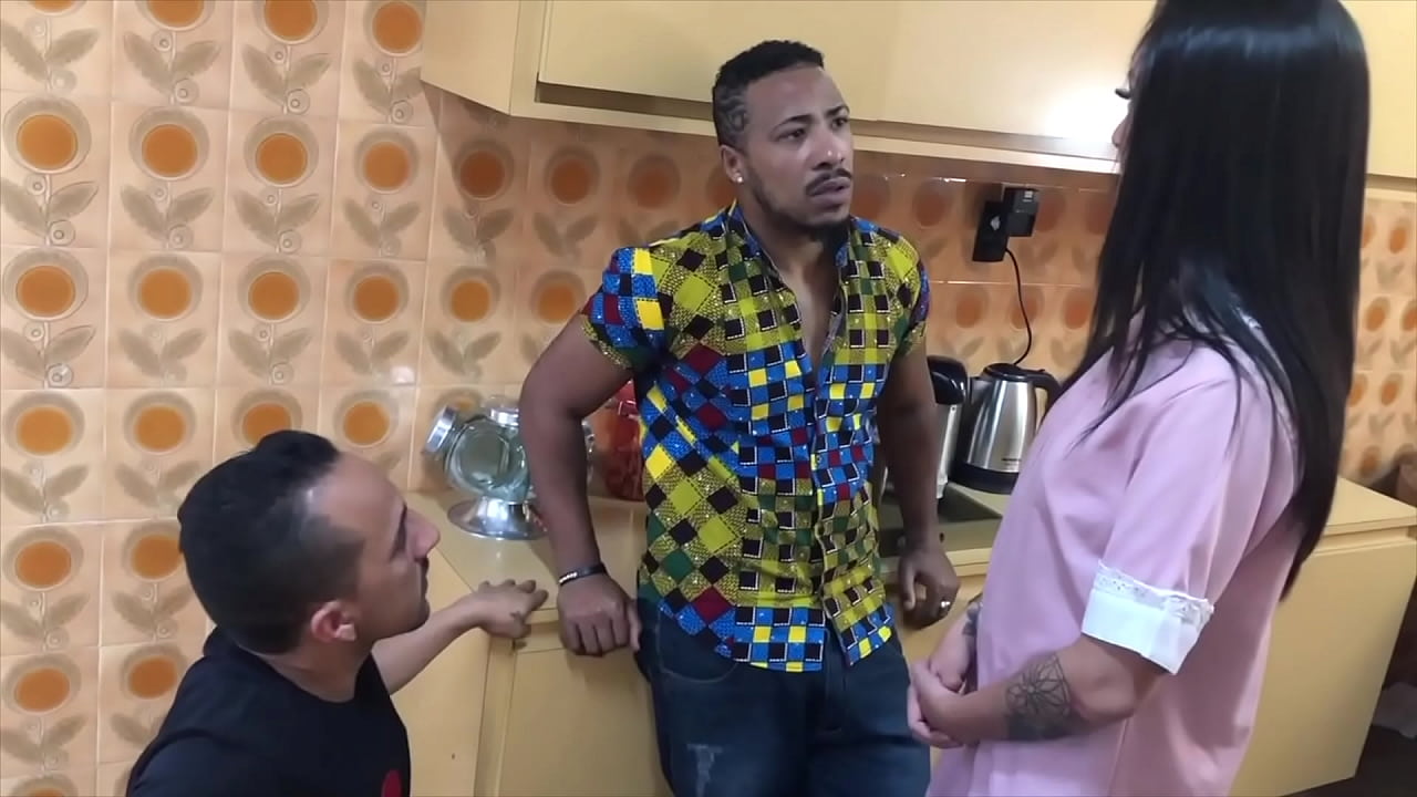 ESPOSA GRAVA SURPRESA PRO MARIDO E CHAMA DOIS HOMENS PARA FODER