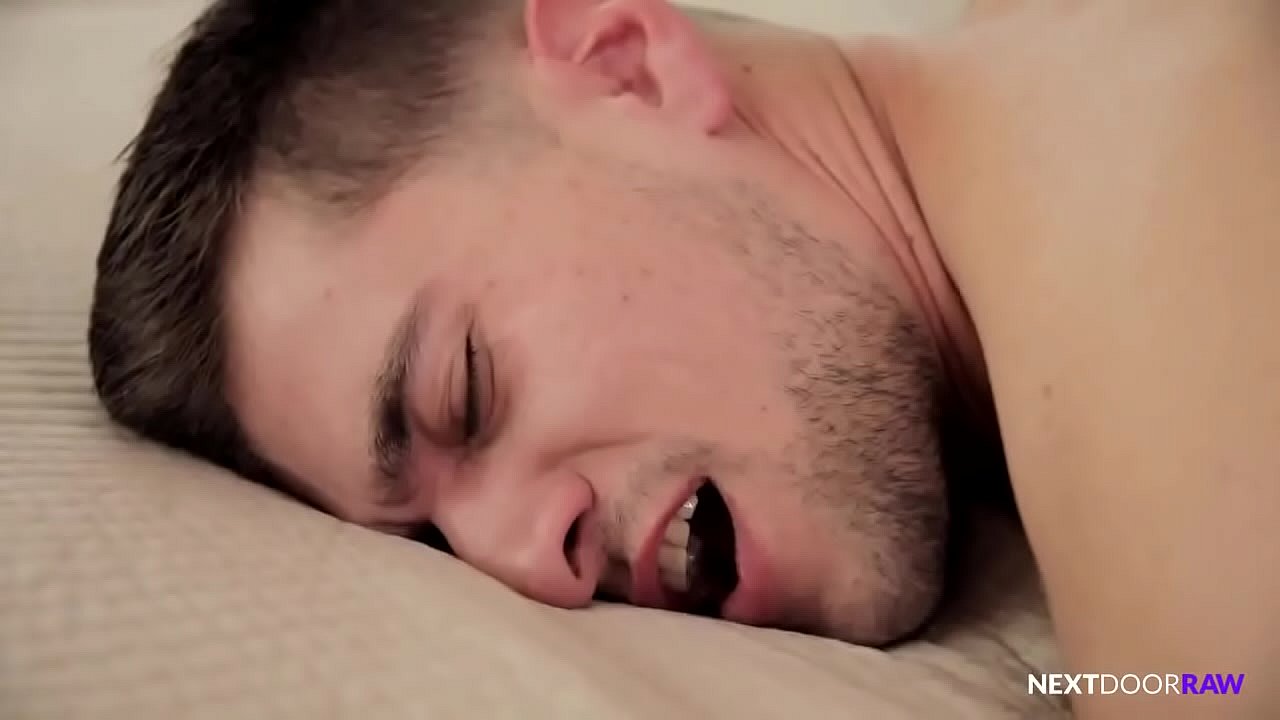 NextDoorRaw Je pense avoir un b&eacute;guin brut sur Quentin Gainz! Il est chaud!