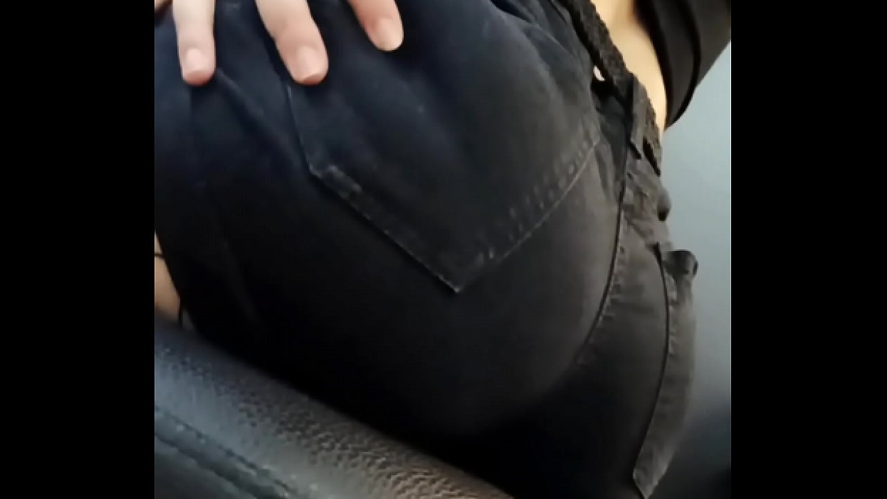 Fue muy f&aacute;cil de convencer!! Se coge a su compa&ntilde;era de trabajo, toda una puta con mini short.