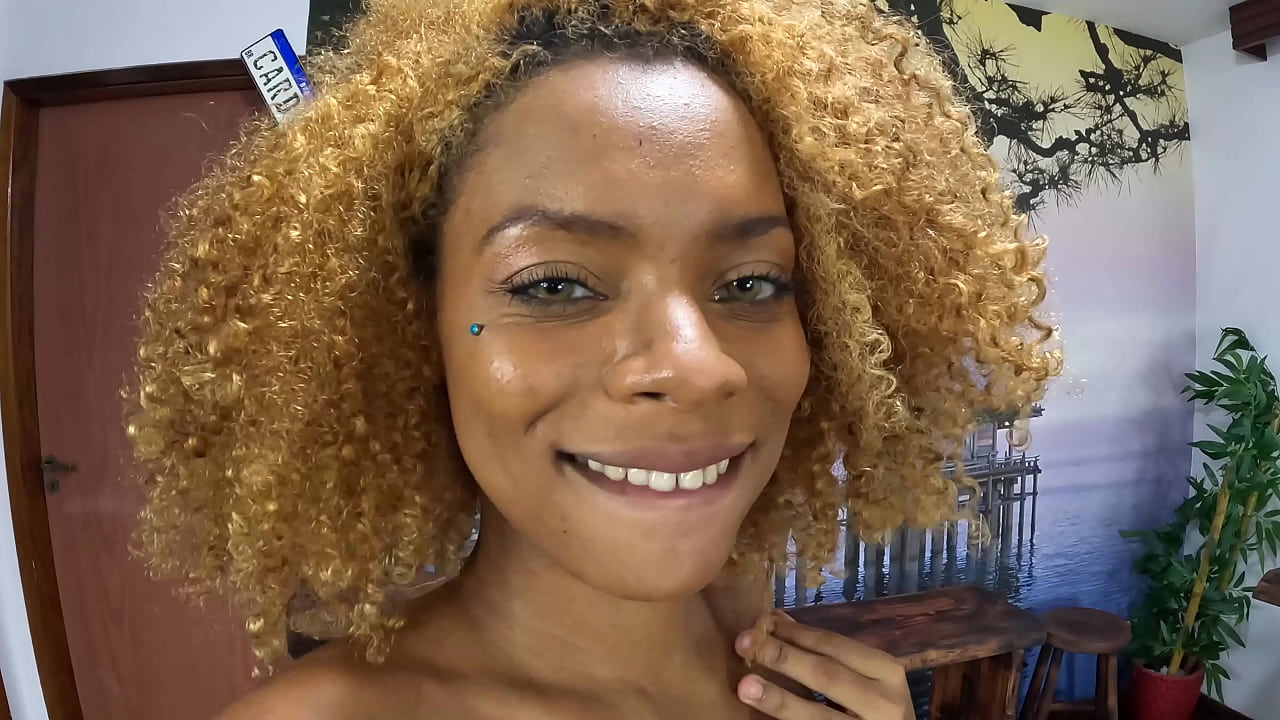 Rebeca Villar deu um show de oral e levou aquela gozada dentro