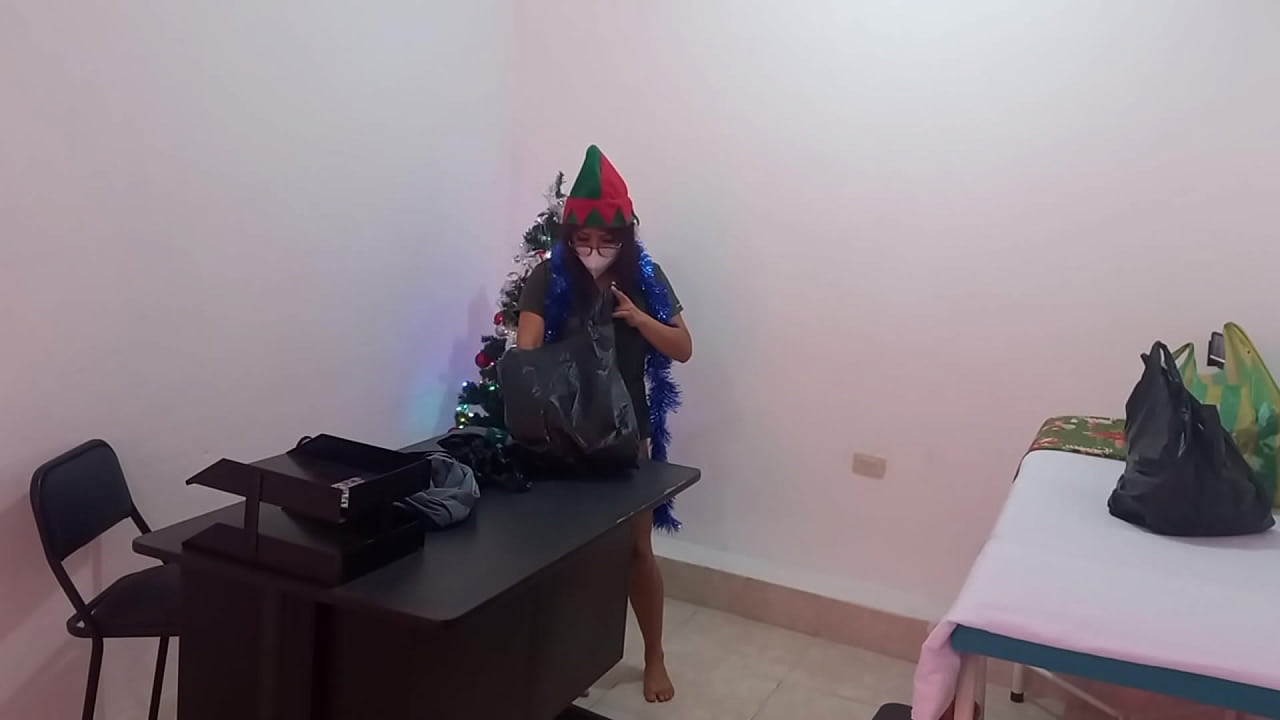 THE COLOMBIAN DOCTOR IS IN HER MEDICAL OFFICE VERY HOT!! SHE TAKES ADVANTAGE OF CHRISTMAS TO DECORATE HER OFFICE AND TOUCH HER BIG HOT VAGINA
