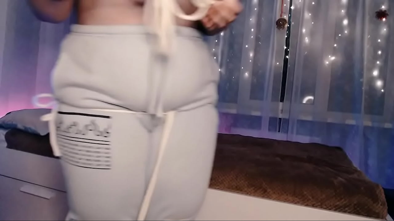 A student in pants covered her ass with threads