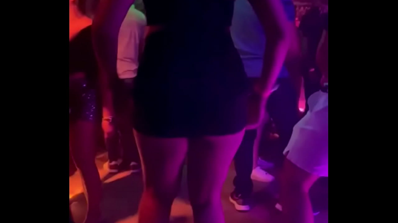 Esposa gostosa dan&ccedil;ando de mini saia e corno filmando