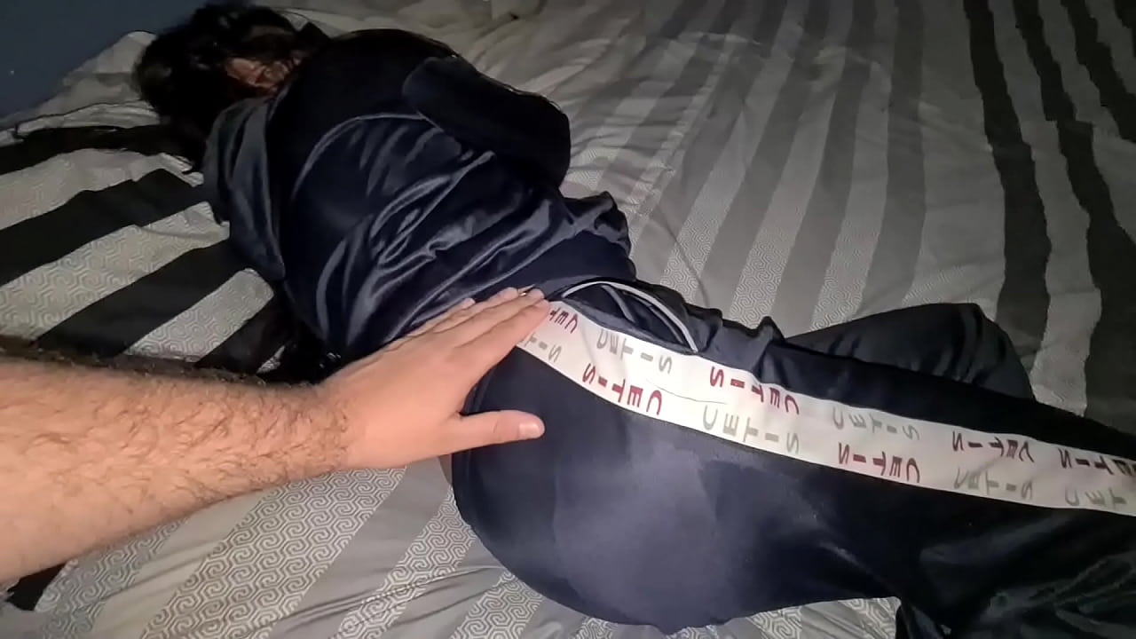 Hermoso culo de esta joven estudiante: me deja eyacular adentro de ella mientras le exprimo sus enormes tetas lactantes