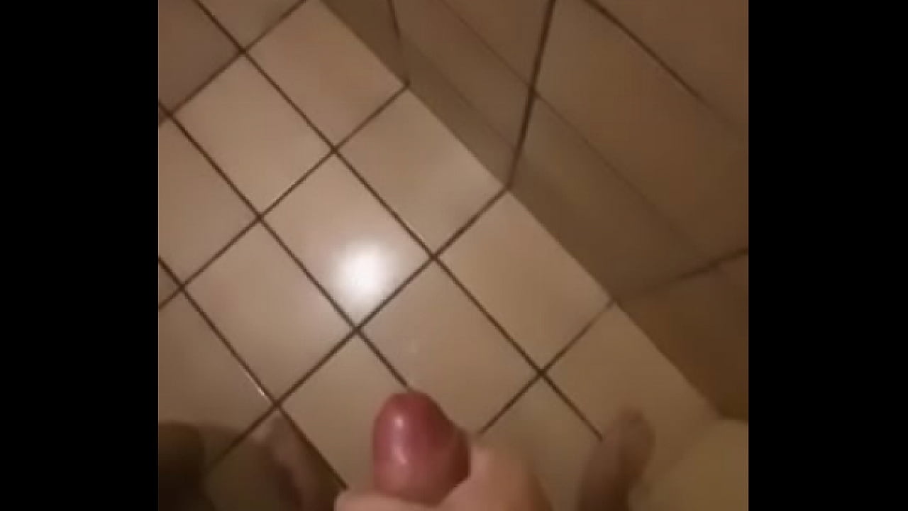 Batendo punheta e gozando no banheiro querendo uma oral de uma safada