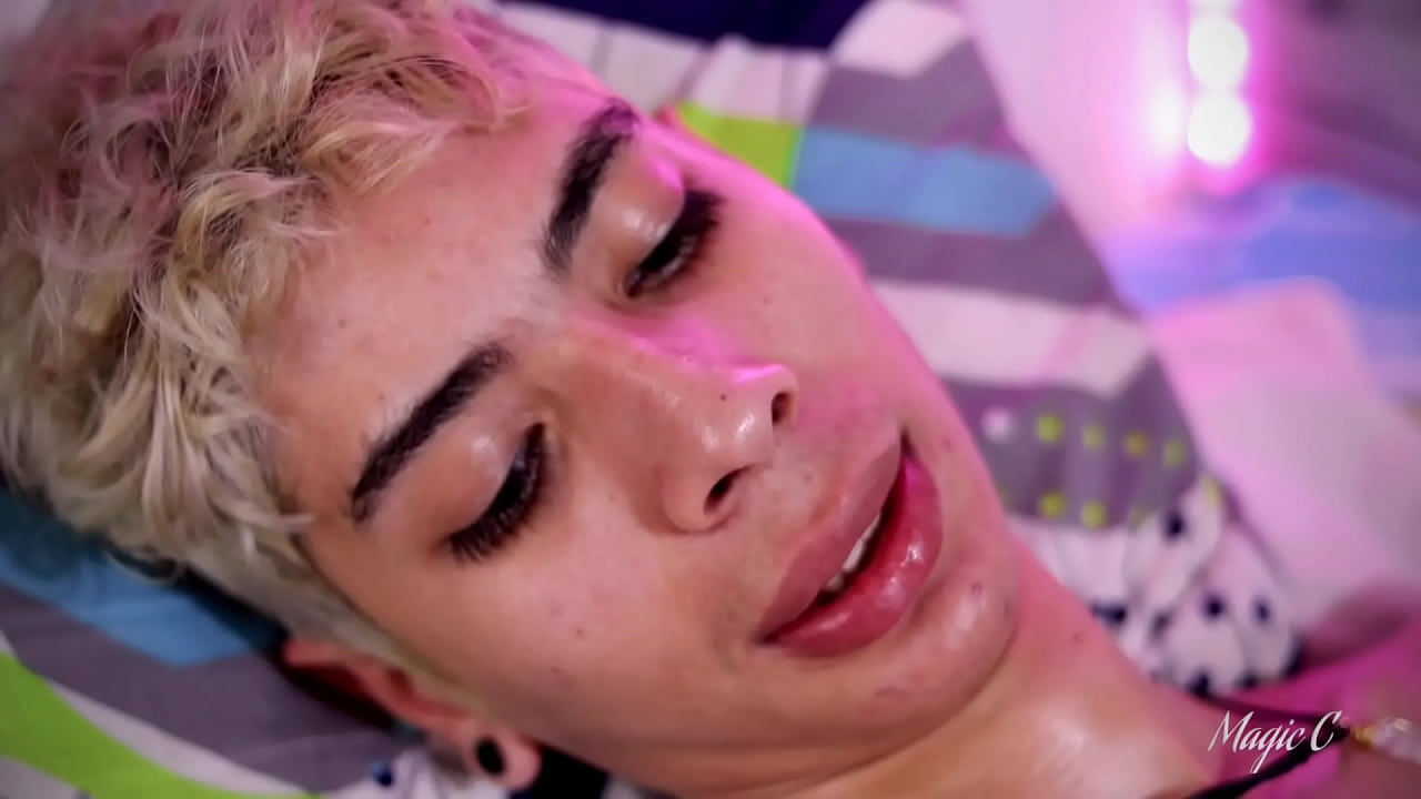 Twink latino caliente se pajea su vergota con aceite hasta soltar unos espesos chorros de leche en c&aacute;mara lenta