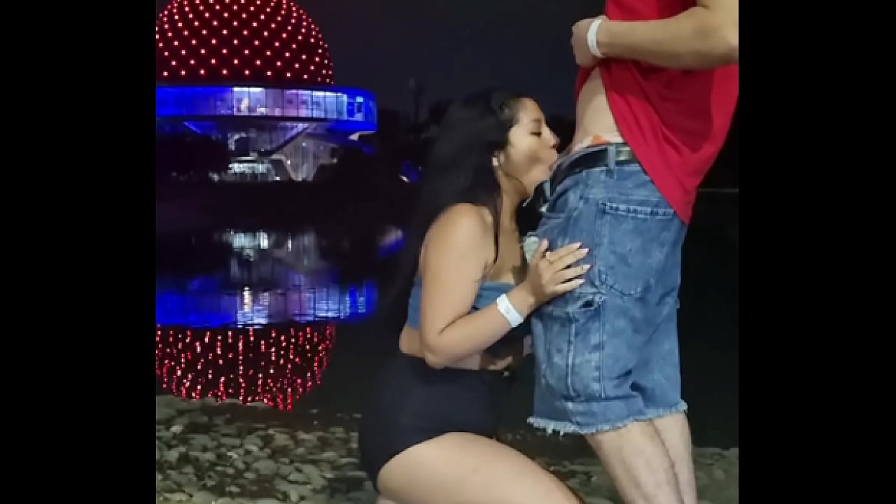 Turra me hace un pete al aire libre