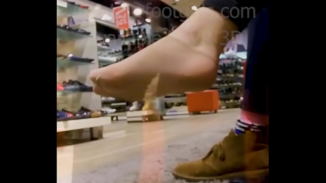 Candid Foot Girls, Voyer feet, Shoeplay, Shoe Play, barefoot, Socks, Nylons, candid feet, shoe fetish, flats, ballerinas