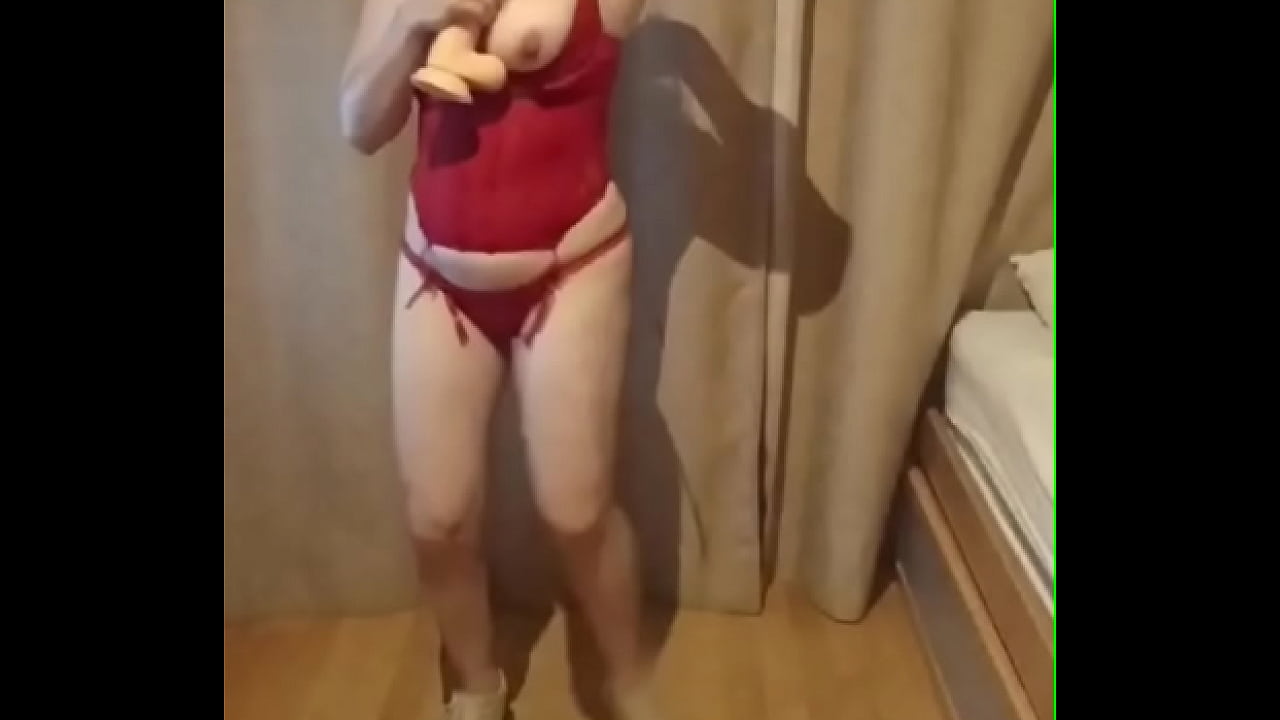 Chica sexy con m&aacute;scara juega con consolador en el culo