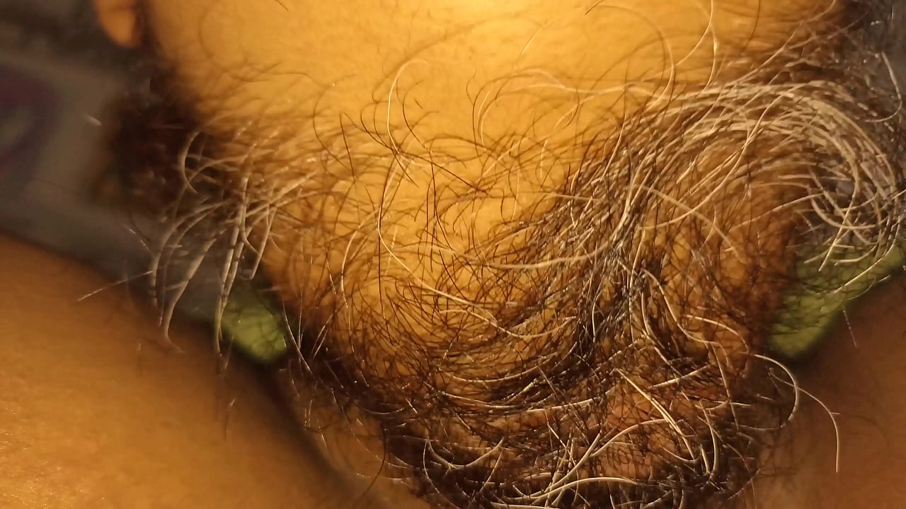 Mamada de co&ntilde;o peludo y gordo