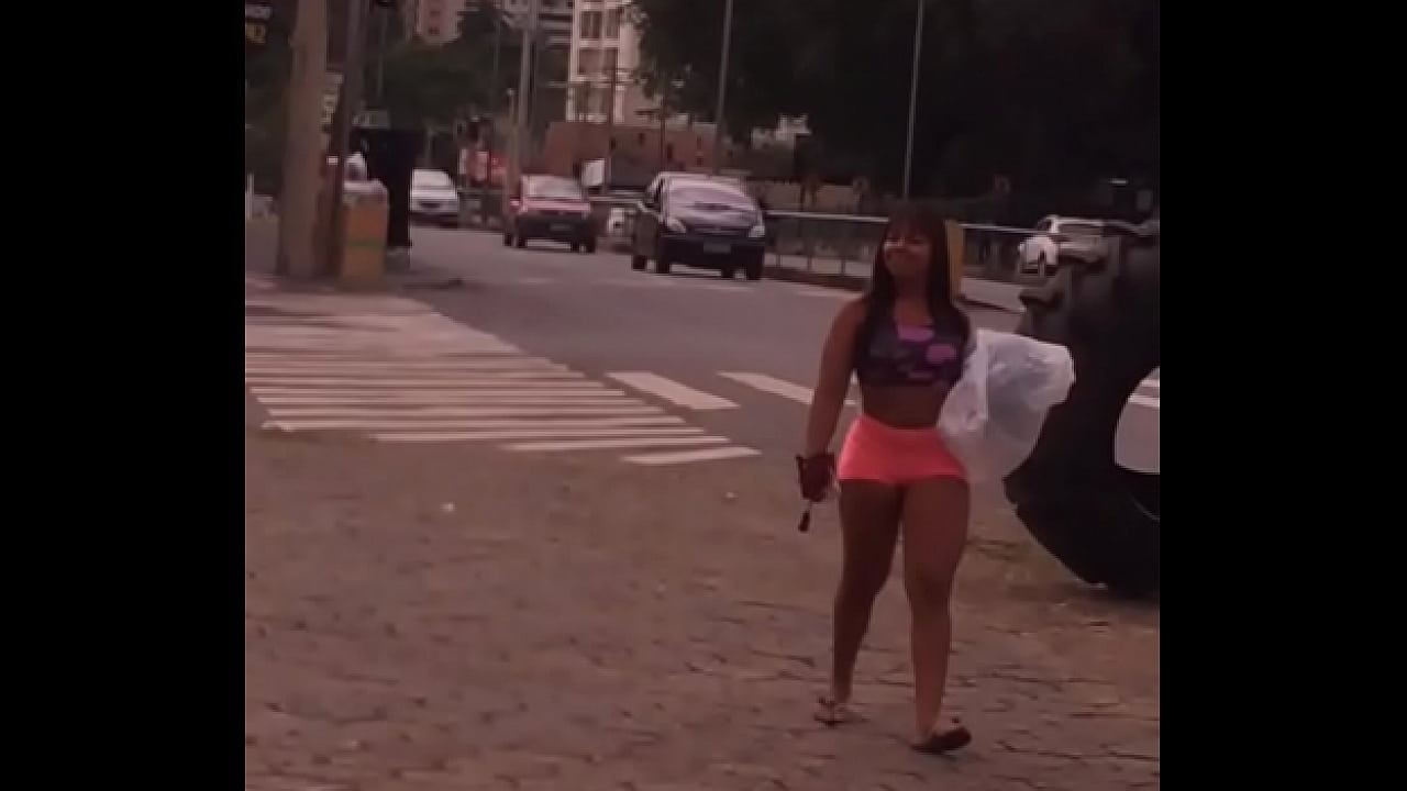 morena gostosa de short socado