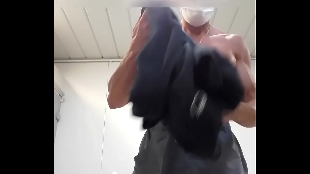 d&eacute;sabillage et exhib dans les vestiaires de la salle de sport