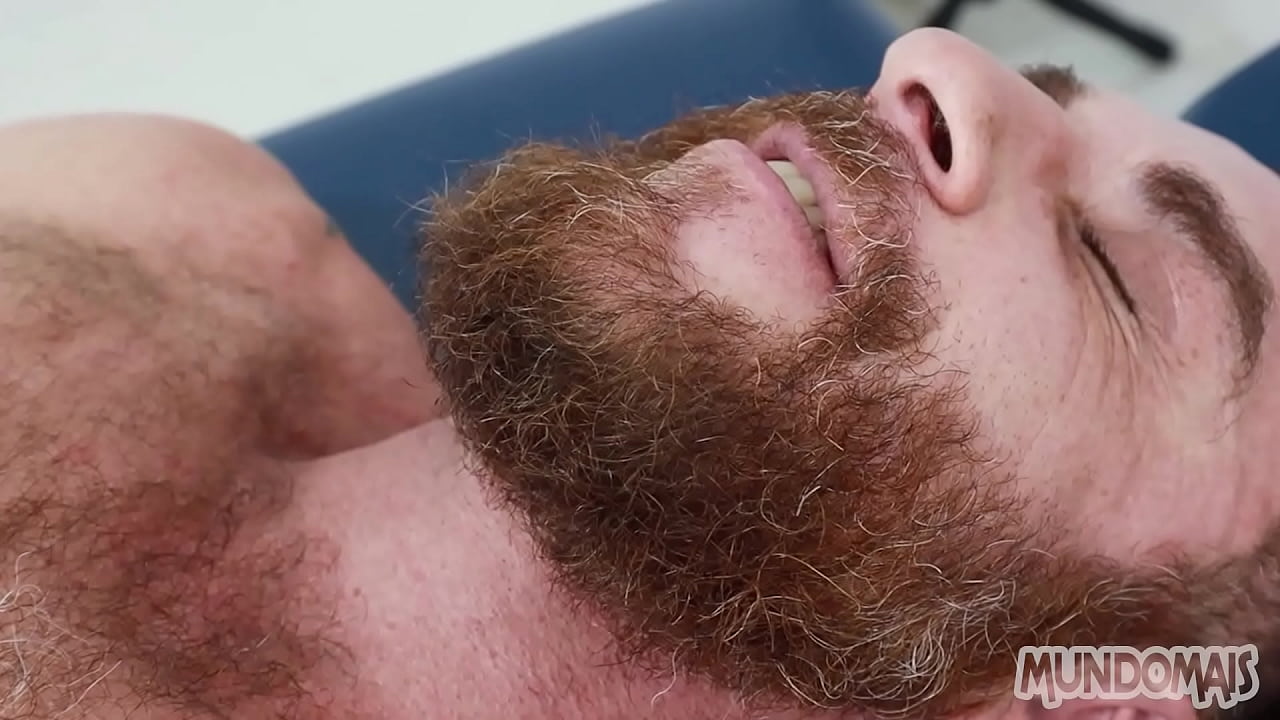 Massageando o C&uacute; do cara casado e fazendo ele gozar!!!