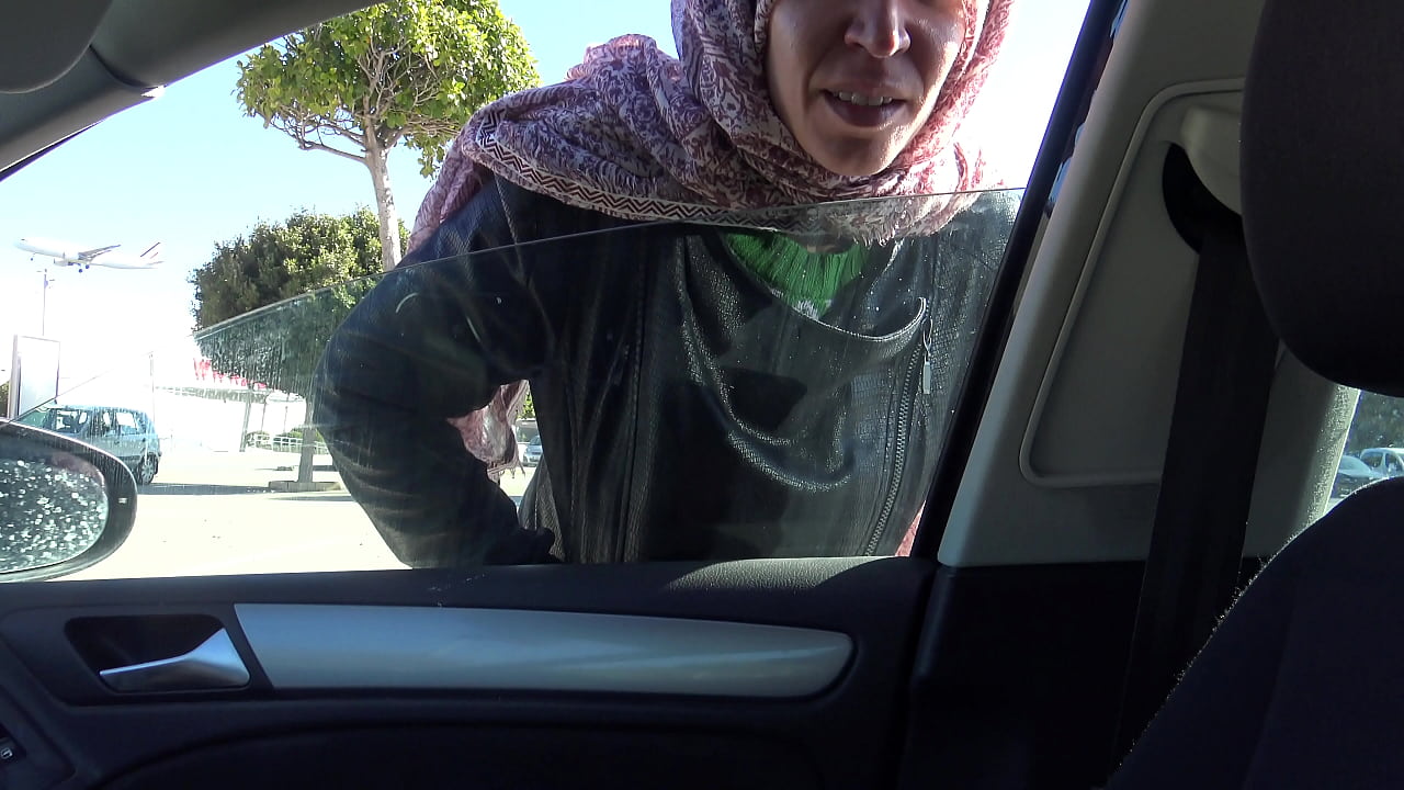 une fille alg&eacute;rienne fait une branlette &agrave; un fran&ccedil;ais pervers avec une petite bite