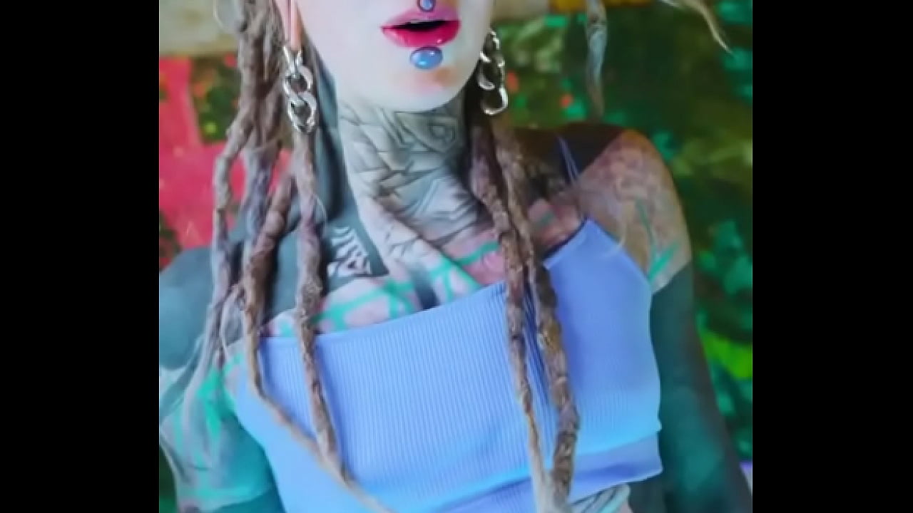 Girlfriend with or without split tongue ?