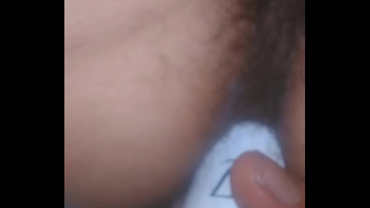 Jugando con mi colita en casa