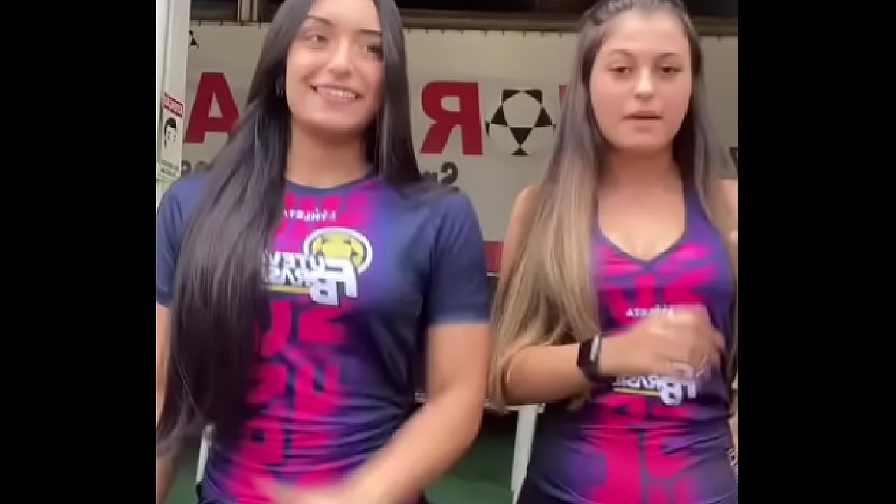 Novinha dan&ccedil;ando