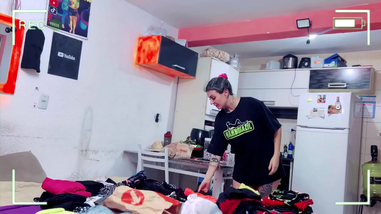 A c&acirc;mera de vigil&acirc;ncia do meu quarto pego arrumadeira com muito calor ela ficou com muito fogo e cheirando as calcinhas da minha esposa!