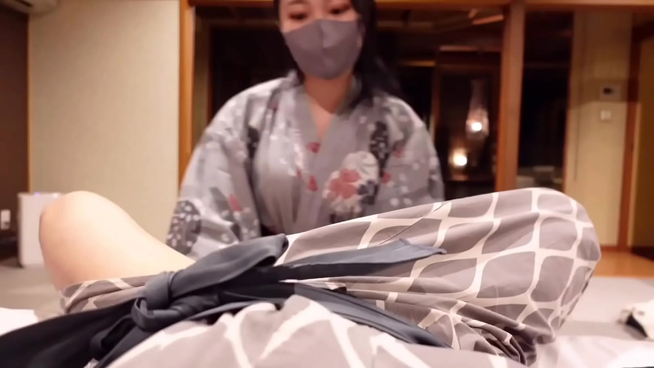 【Pov】A slutty gal whose nipples cum with a big dick while giving a hand job