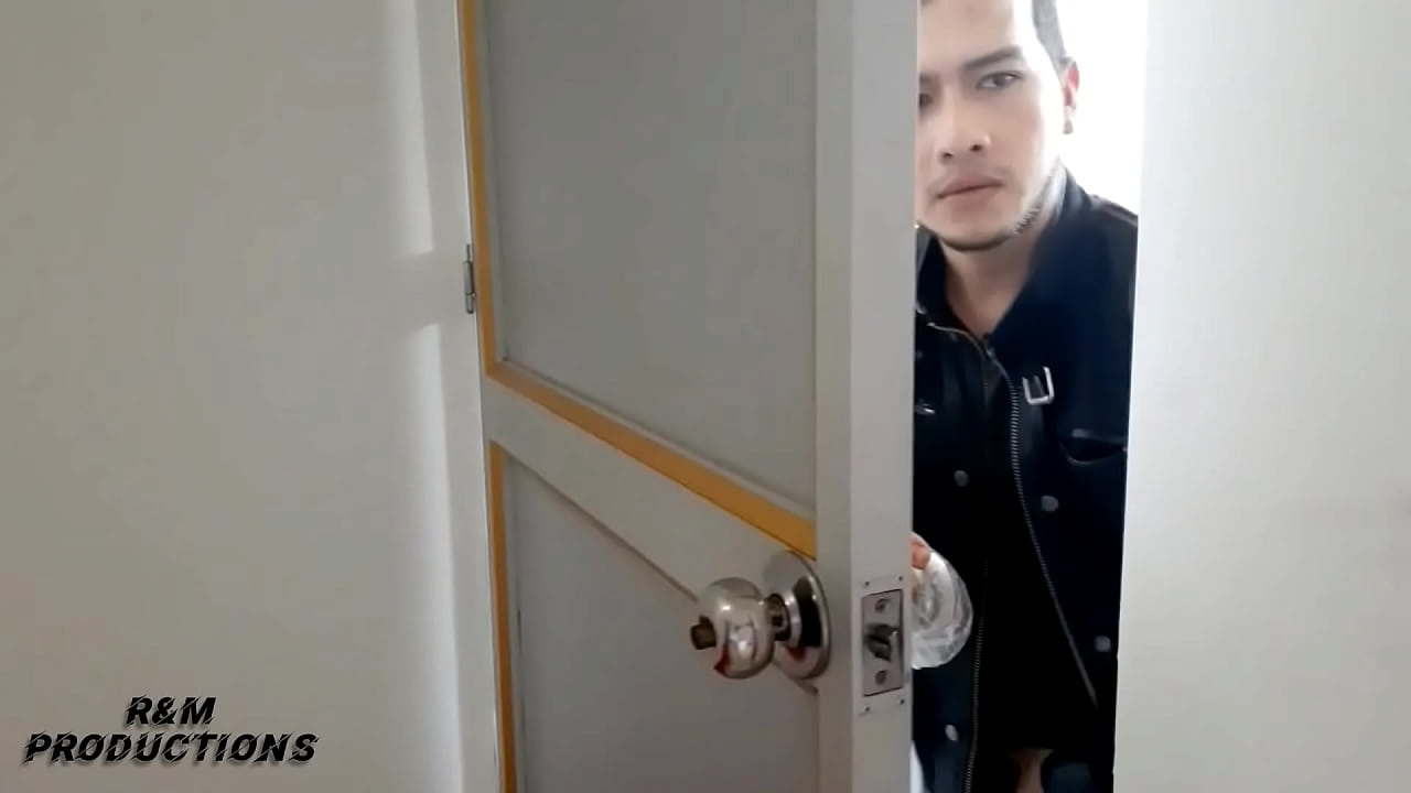 Espiando A mi Madrastra Sola en su Habitacion - Un GRAN CULO MILF