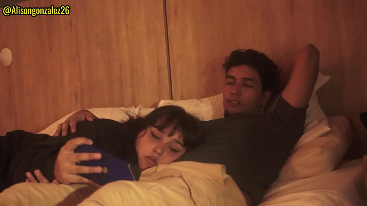 Viendo una peli con mi hermanastro y dejo que meta su pene en mi garganta antes de que lleguen mis padres