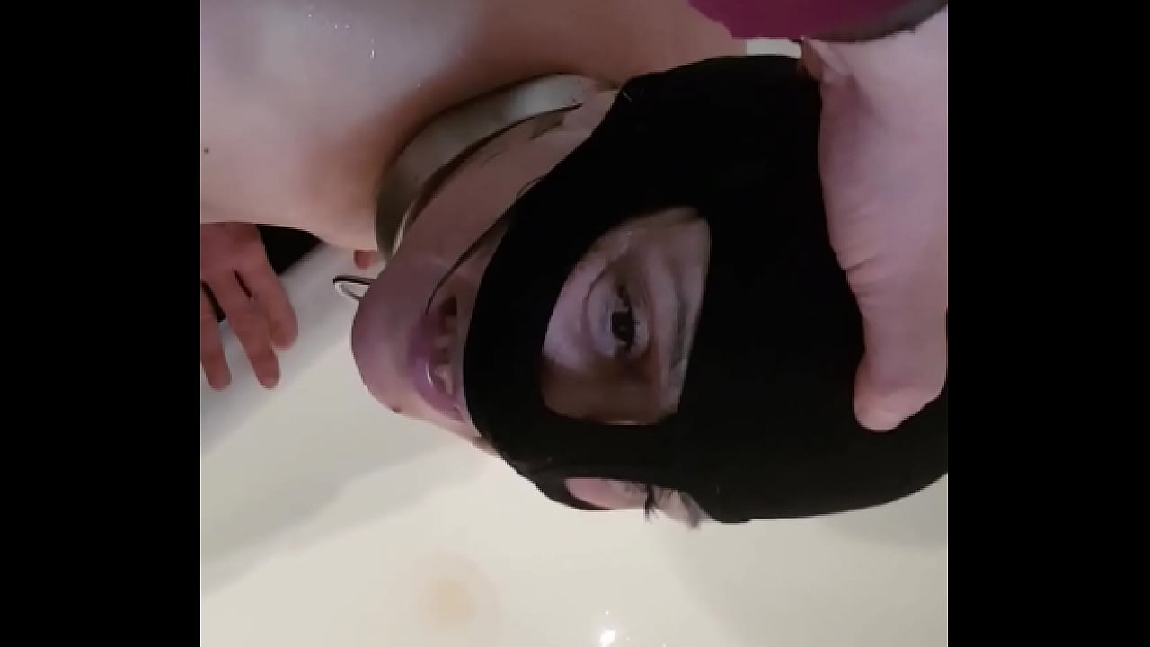 Esclave F la pissotiere