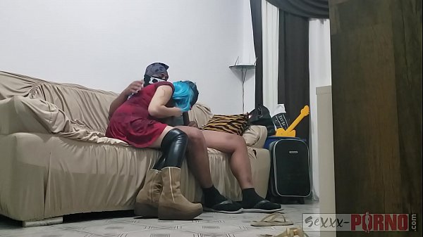 Casal no sof&aacute;, mostrando a mulher chupando uma rola