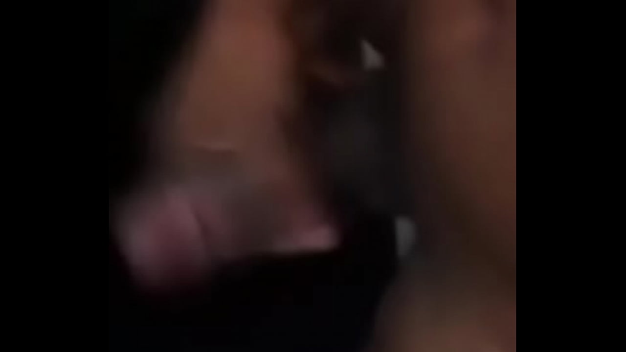 Rabiscado roludo punhetando.