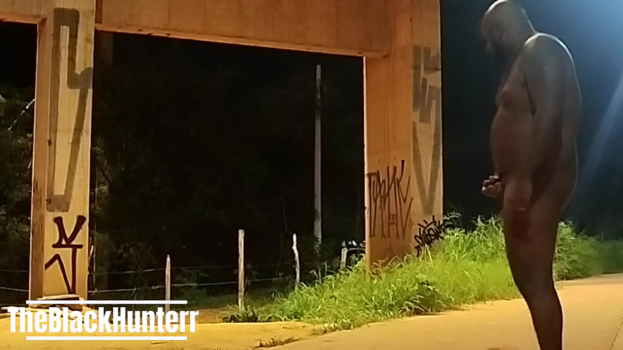 Pelado na ciclovia de noite