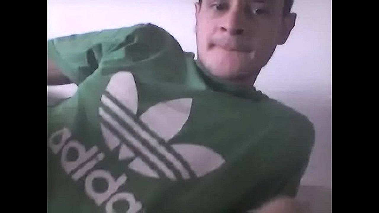 hetero enga&ntilde;ado se pajea mientras vee video fake