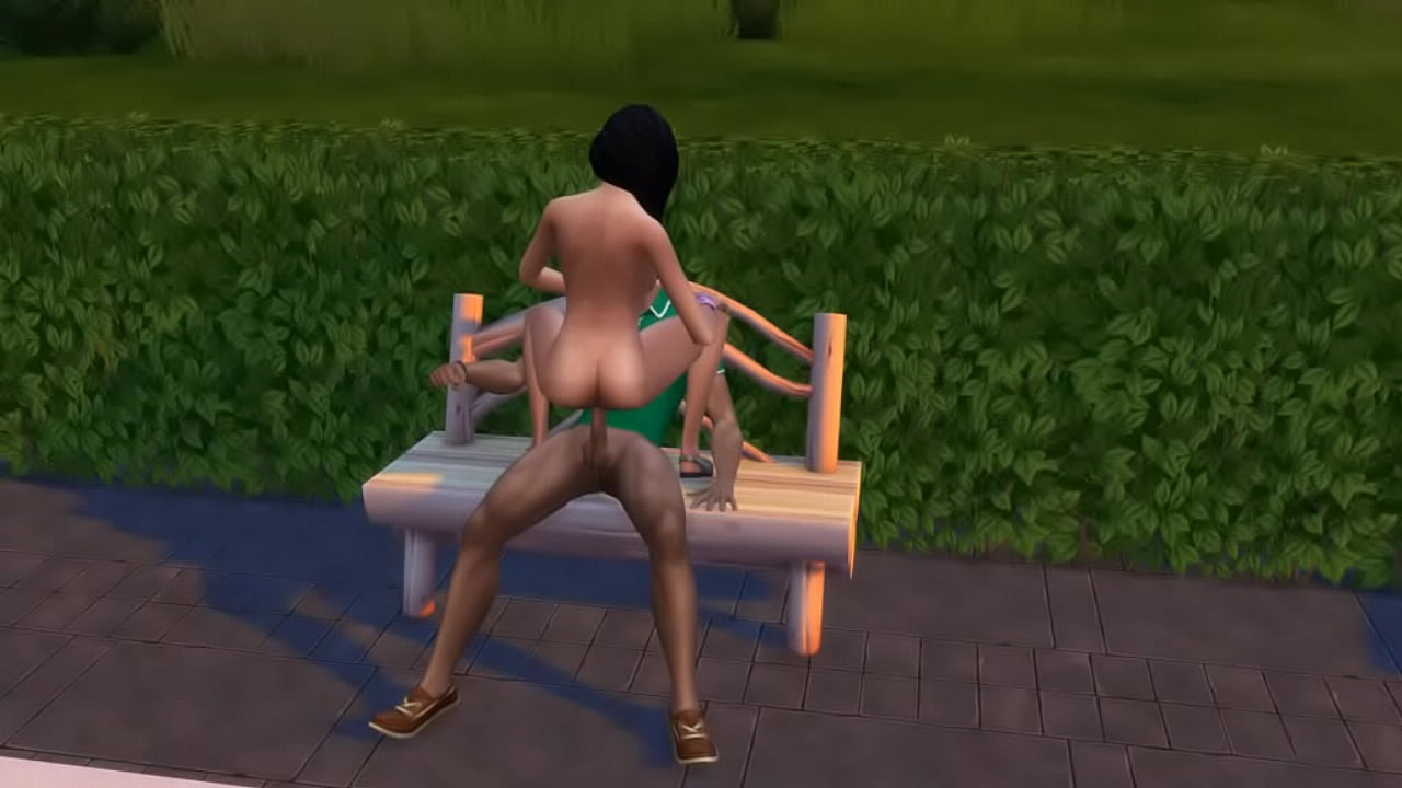 Озверевшая студентка удовлетворяла себя возле фонтана и склеила черныша