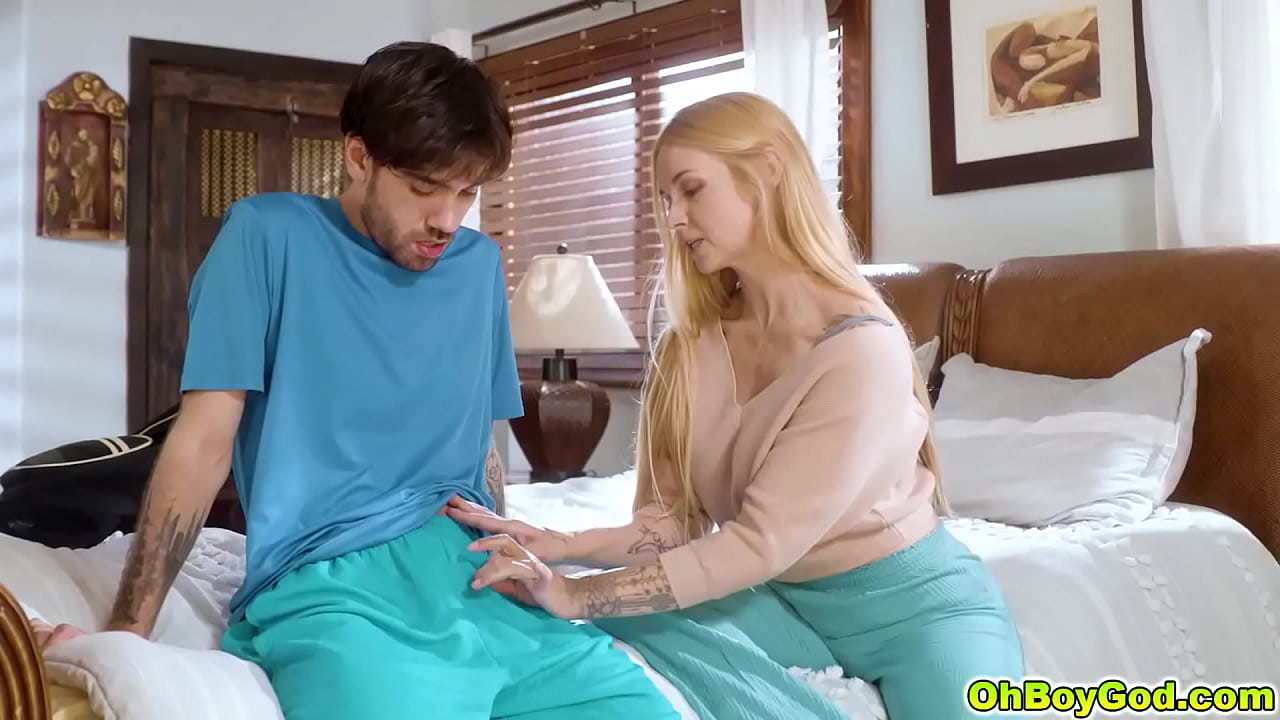 Damn! MILF Sarah Vandella is soooo hot gonna love her bush