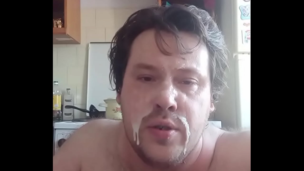 Гей выработал порцию свежей спермы из своего члена! Ест свежую кончу! Выливает кончу на лицо!