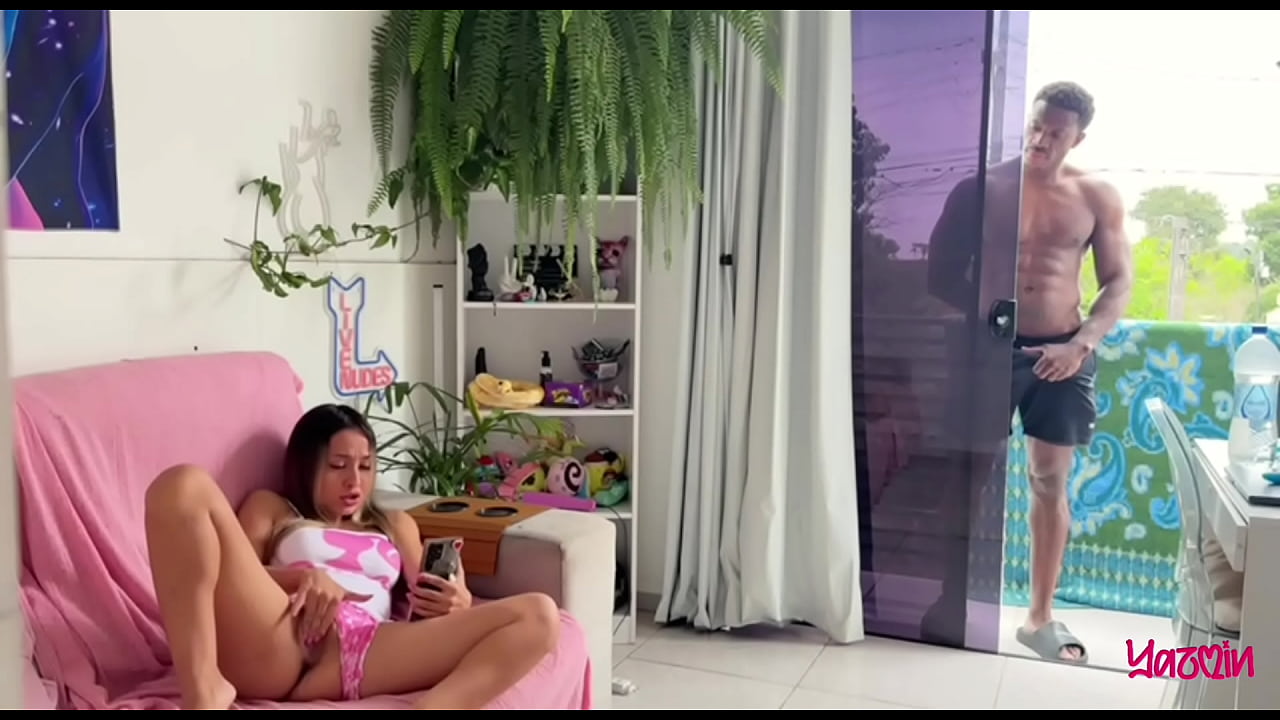 MEU PADRASTO ME PEGOU BATENDO UMA E ME FEZ GOZAR AT&Eacute; ELE JORRAR LEITE NA MINHA BUCETINHA (Completo no Sheer e Red)