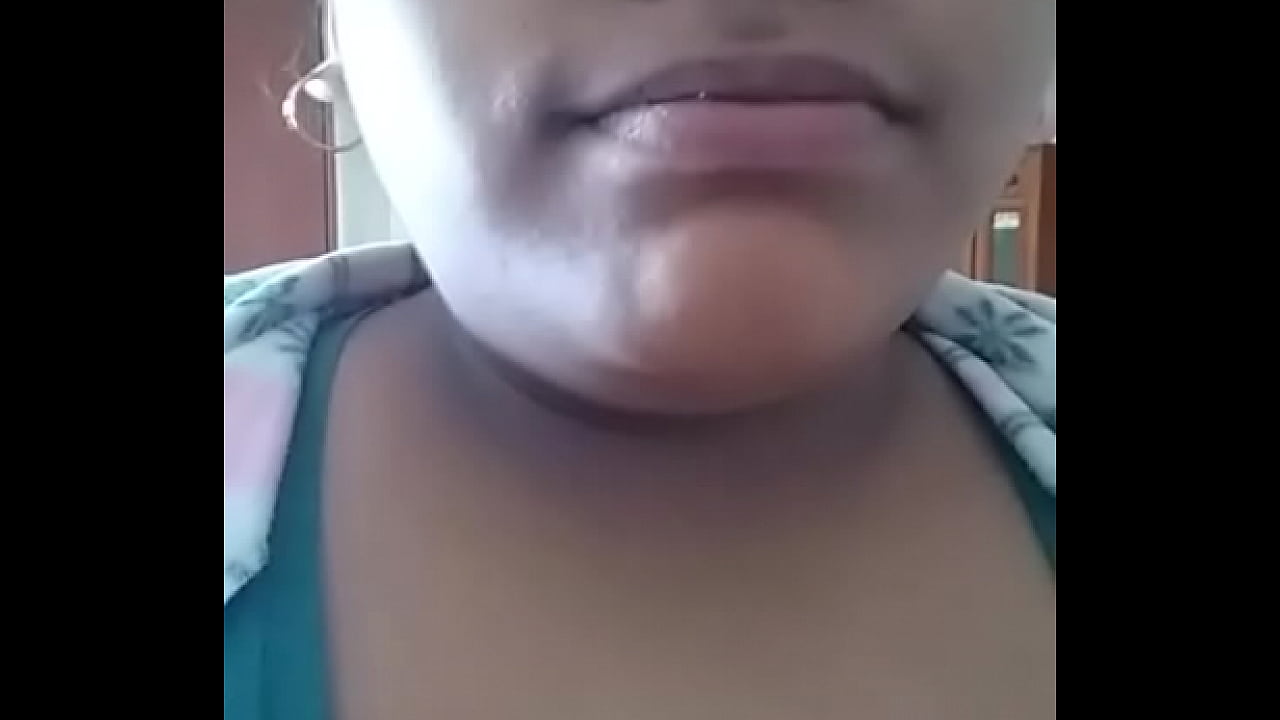 Pendeja ense&ntilde;a a comer platano