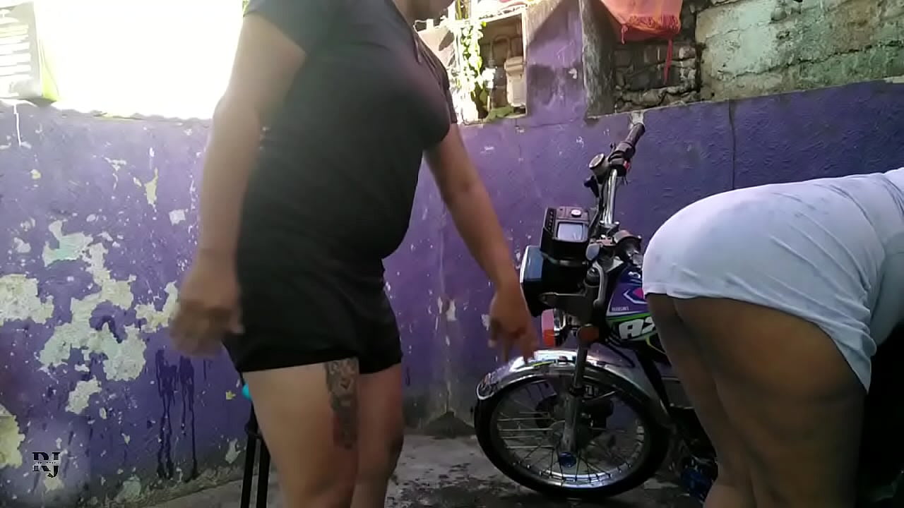 me la follo mientras lavo mi moto