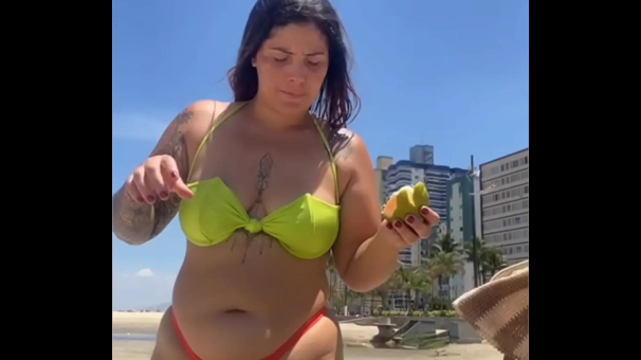 Casada chamando aten&ccedil;&atilde;o na praia com Biqu&iacute;ni socado