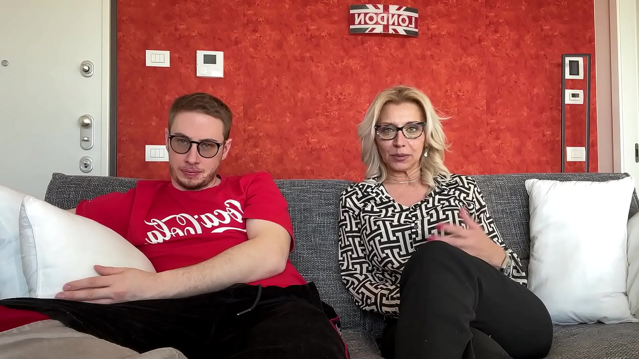 MAX FELICITAS INTRODUCE NEL MONDO DEL PORNO LA MILF ITALIANA ISIDE72 CHE SI FA SFONDARE E LECCA TUTTO IL CAZZO E LO SPERMA DOLCISSIMO DEL NOSTRO PORNOATTORE