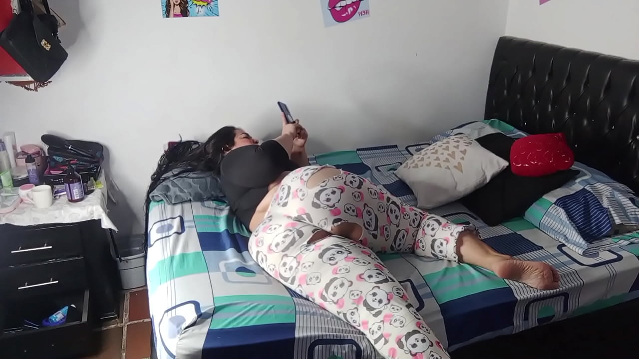 Voy a cobrarle lo del arriendo a la inquilina, pero ella tiene otra forma de ajustar cuentas y es dejando que me le folle su co&ntilde;o y sacandome la leche