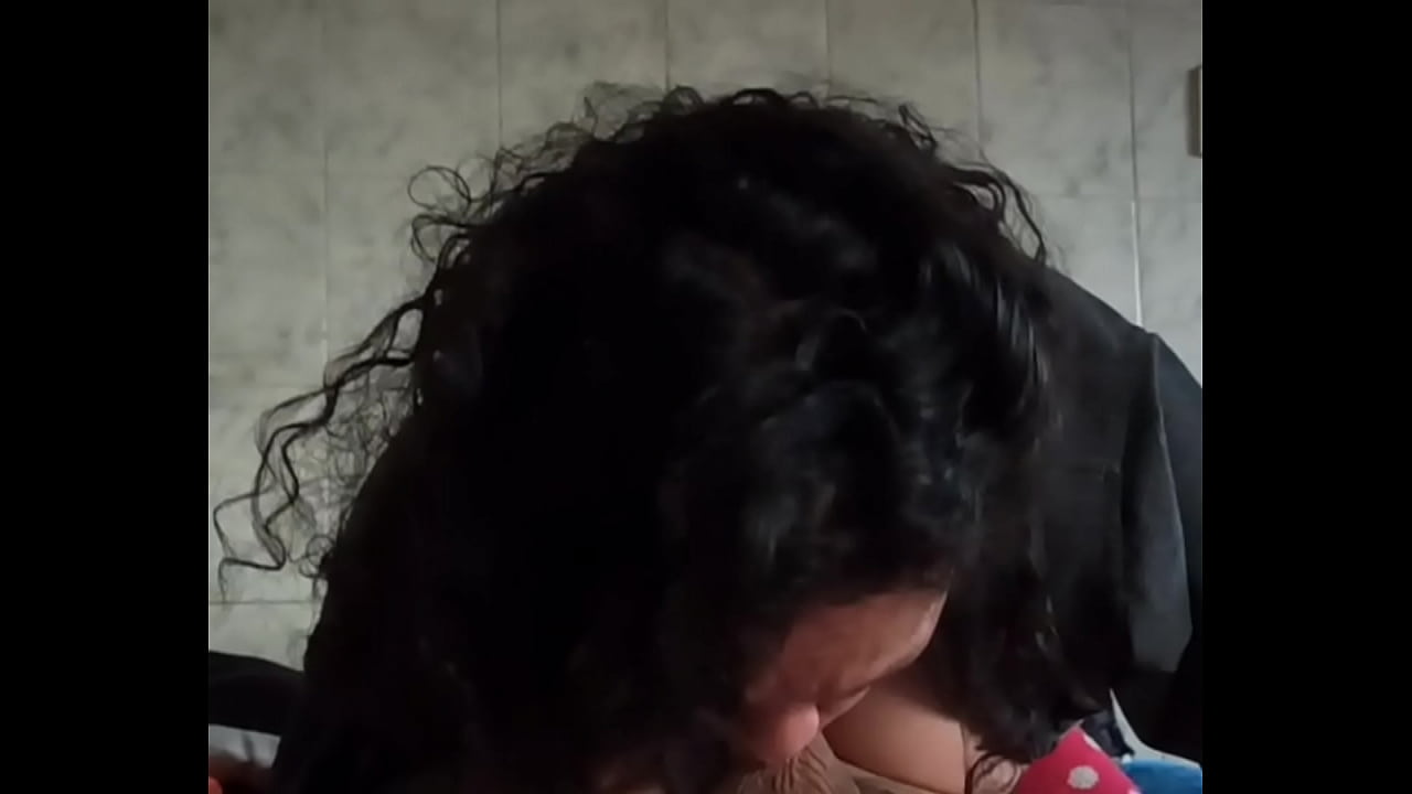 Madura mamando pene a jovencito