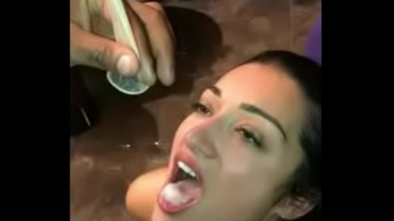 Bebendo a porra da camisinha