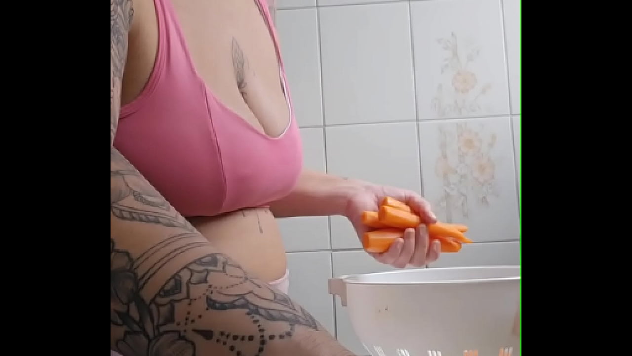 Vou chamar o vizinho pra almo&ccedil;ar aqui, coloquei um shorts bem apertado que racha a Buceta